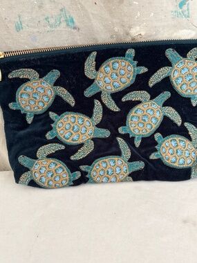 Elizabeth Scarlett Turtle Conservation Everyday Pouch, Caribbean Blue